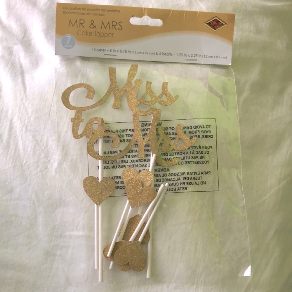 Gold Mr & Mrs signature cake toppers with small heart shaped toppers ❤️